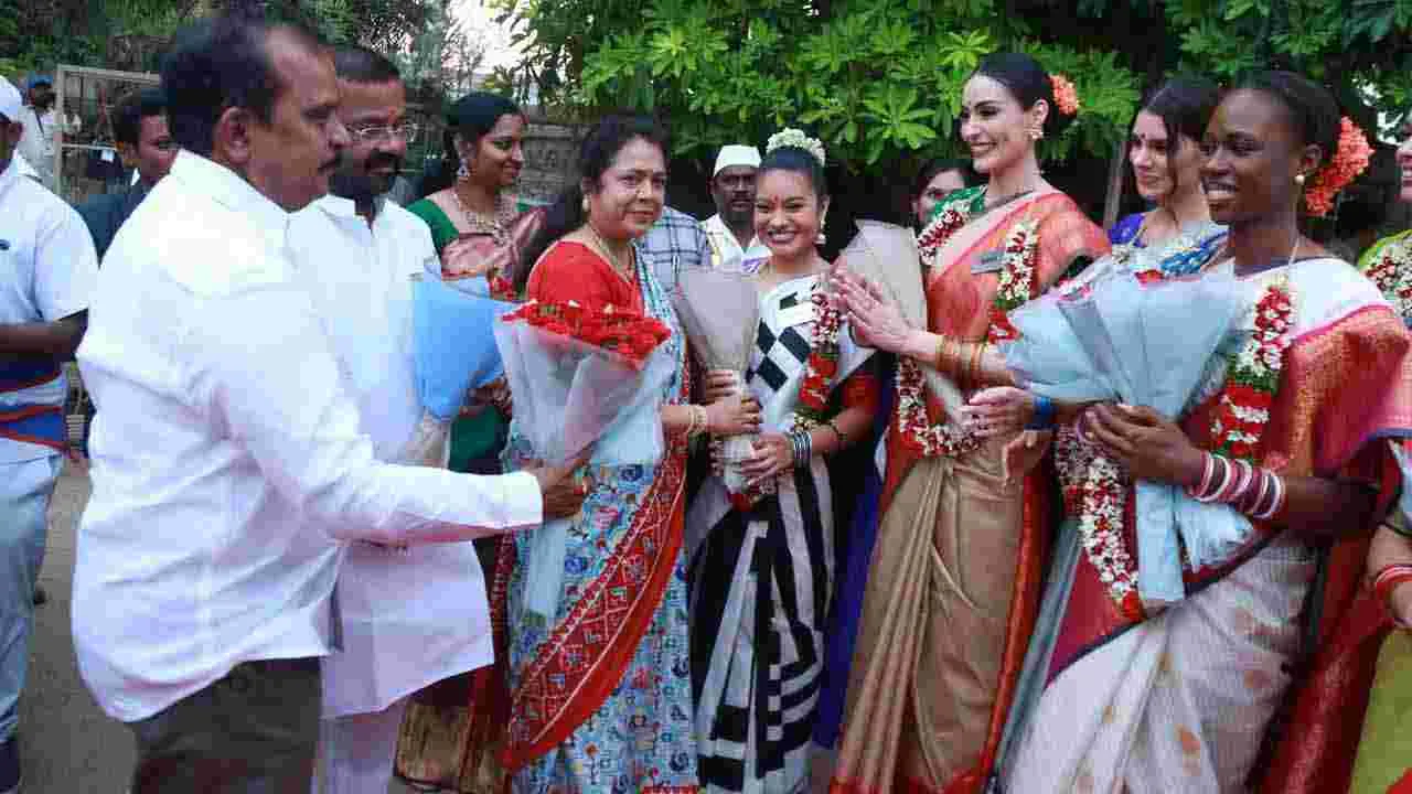 వెయ్యి స్తంభాల దేవాలయాన్ని సందర్శించిన సుందరీమణులు