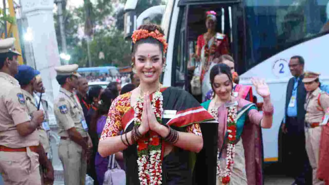 వెయ్యి స్తంభాల దేవాలయాన్ని సందర్శించిన సుందరీమణులు