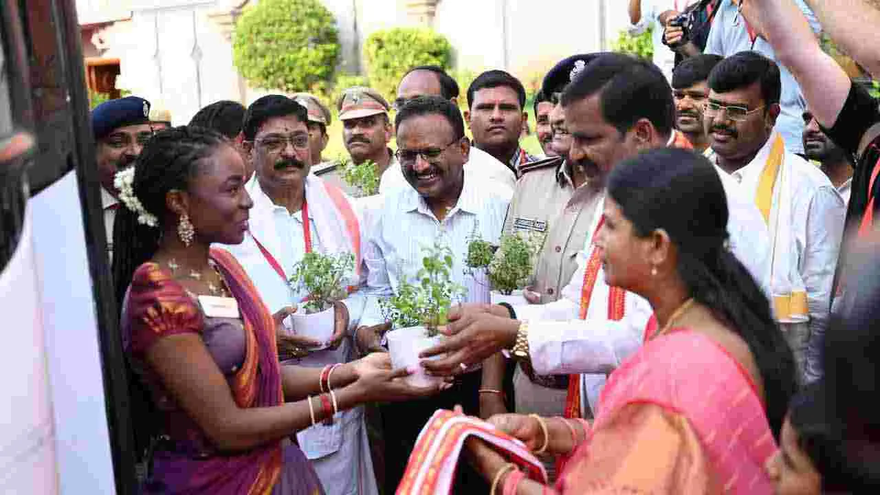 యాదాద్రిలో శ్రీలక్ష్మీ నరసింహస్వామి వారిని దర్శించుకున్న సుందరీమణులు