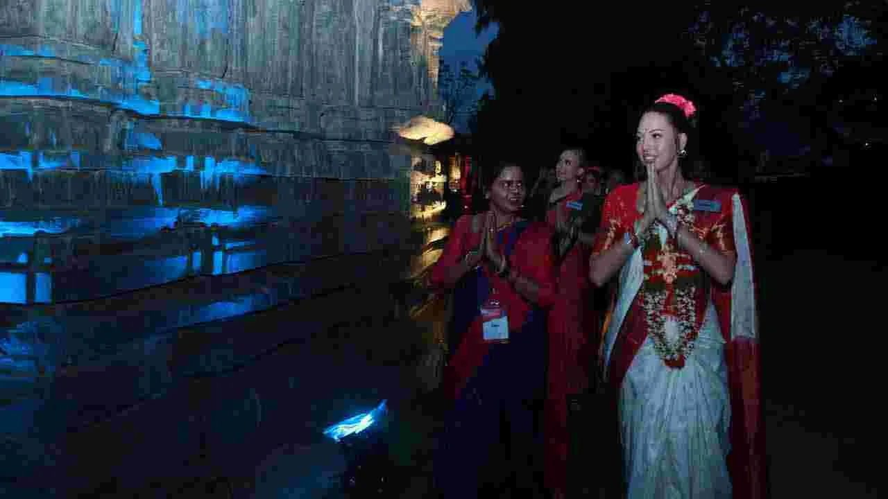 వెయ్యి స్తంభాల దేవాలయాన్ని సందర్శించిన సుందరీమణులు