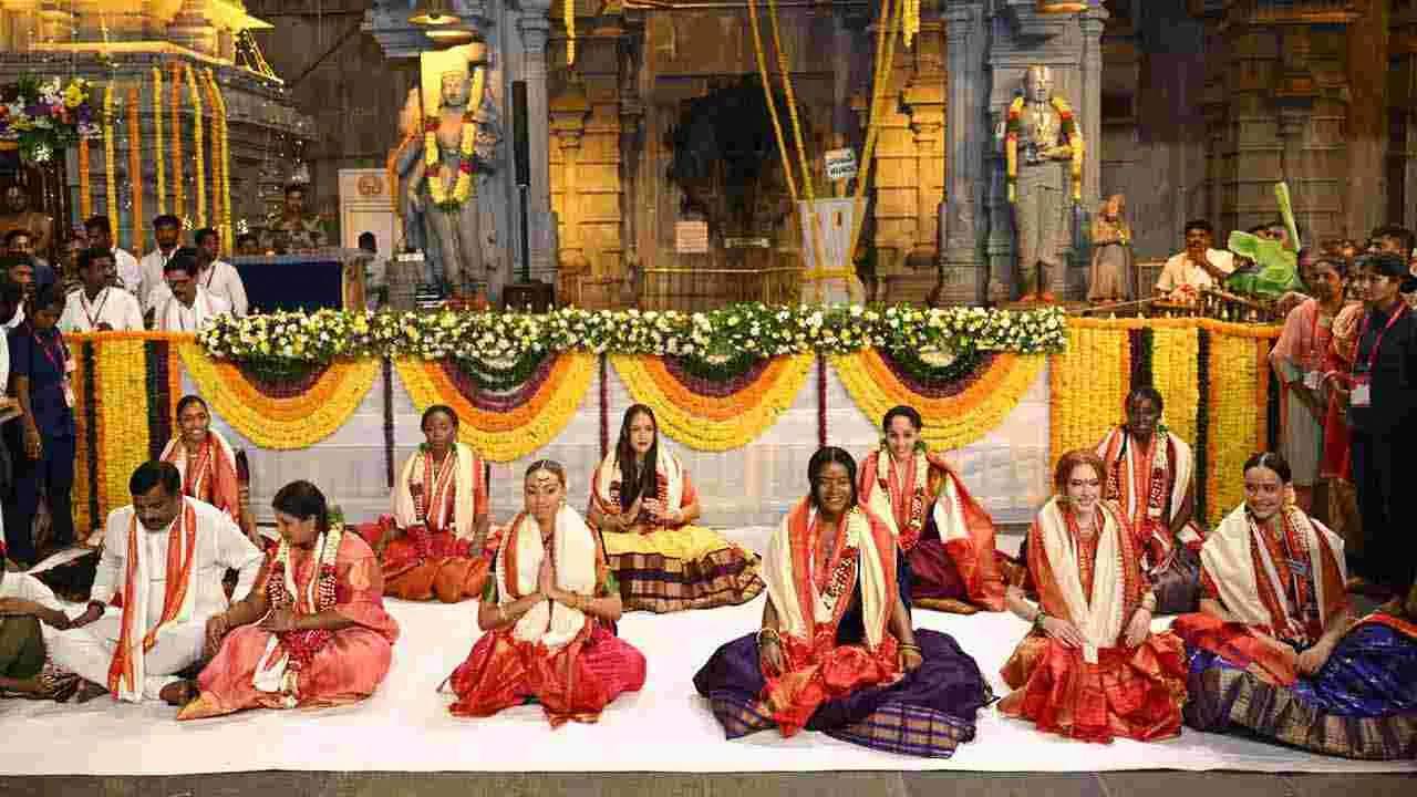 యాదాద్రిలో శ్రీలక్ష్మీ నరసింహస్వామి వారిని దర్శించుకున్న సుందరీమణులు