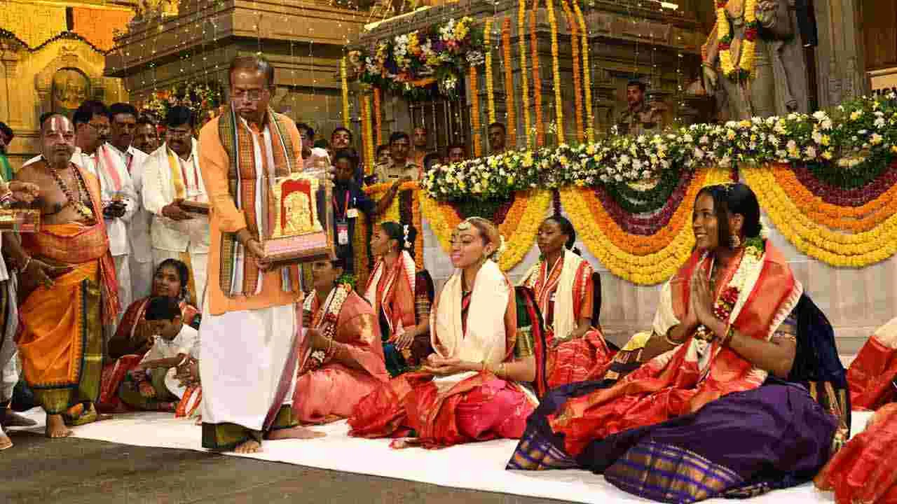 యాదాద్రిలో శ్రీలక్ష్మీ నరసింహస్వామి వారిని దర్శించుకున్న సుందరీమణులు