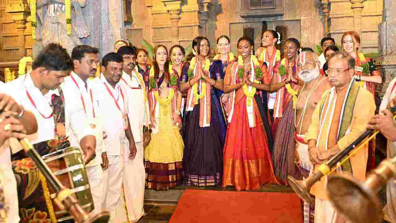 యాదాద్రిలో శ్రీలక్ష్మీ నరసింహస్వామి వారిని దర్శించుకున్న సుందరీమణులు