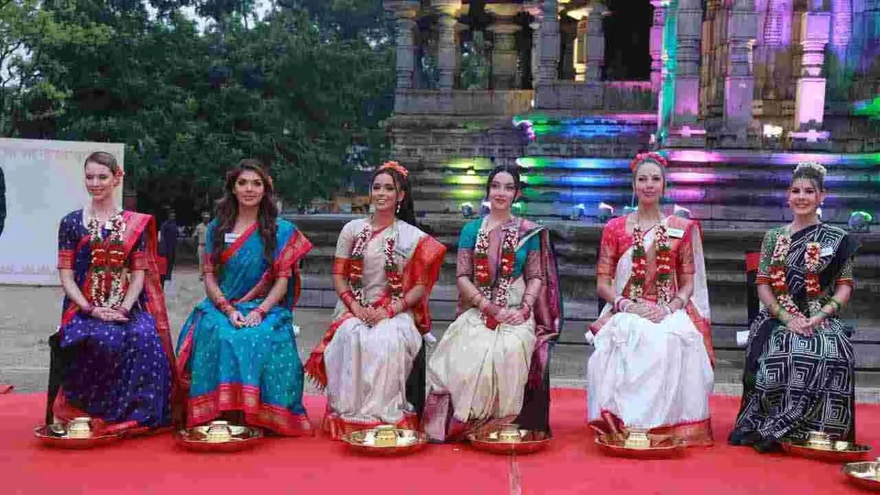 వెయ్యి స్తంభాల దేవాలయాన్ని సందర్శించిన సుందరీమణులు