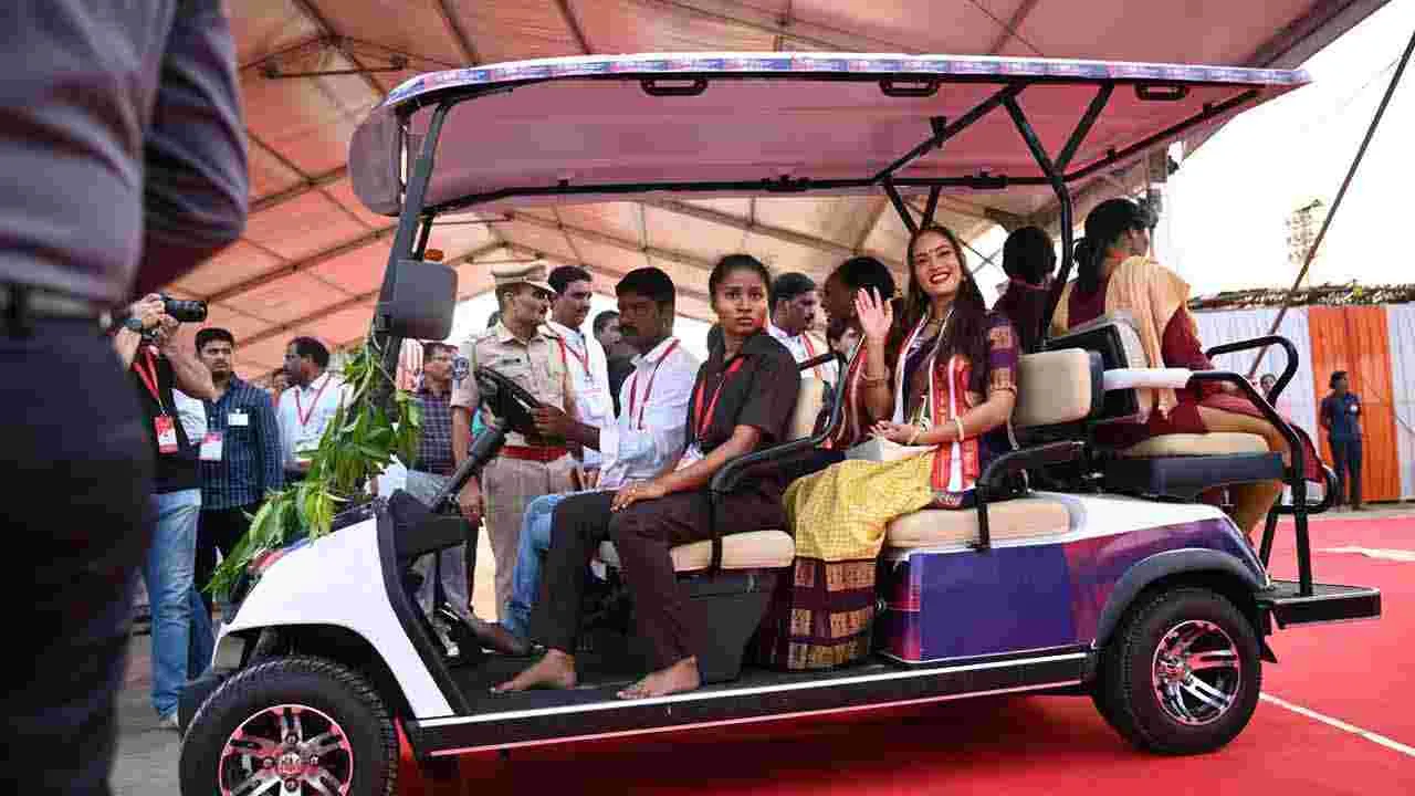 యాదాద్రిలో శ్రీలక్ష్మీ నరసింహస్వామి వారిని దర్శించుకున్న సుందరీమణులు