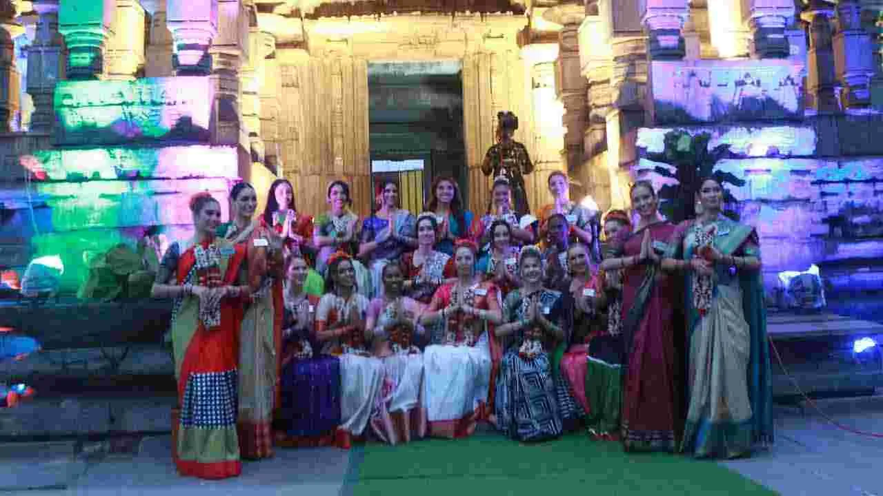 వెయ్యి స్తంభాల దేవాలయాన్ని సందర్శించిన సుందరీమణులు