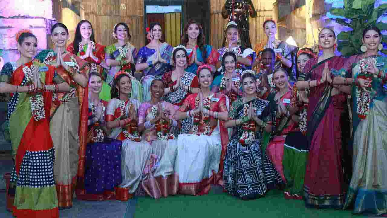 వెయ్యి స్తంభాల దేవాలయాన్ని సందర్శించిన సుందరీమణులు