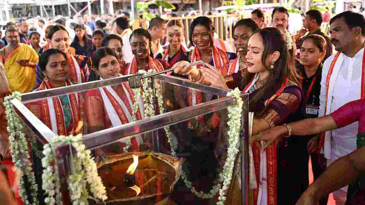 యాదాద్రిలో శ్రీలక్ష్మీ నరసింహస్వామి వారిని దర్శించుకున్న సుందరీమణులు