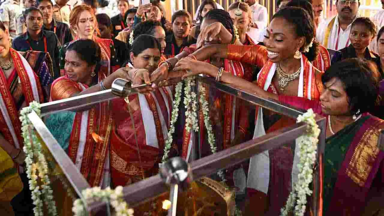 యాదాద్రిలో శ్రీలక్ష్మీ నరసింహస్వామి వారిని దర్శించుకున్న సుందరీమణులు