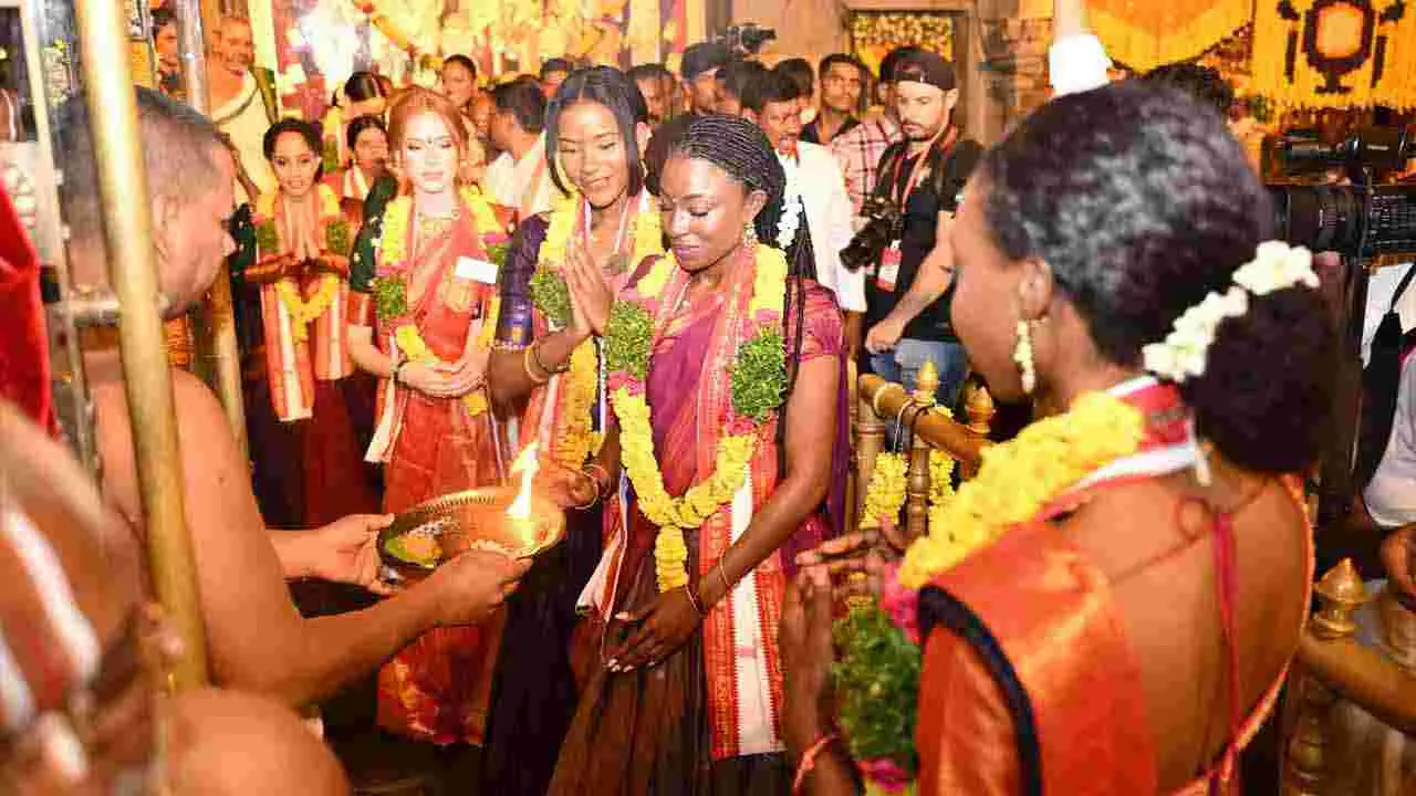 యాదాద్రిలో శ్రీలక్ష్మీ నరసింహస్వామి వారిని దర్శించుకున్న సుందరీమణులు