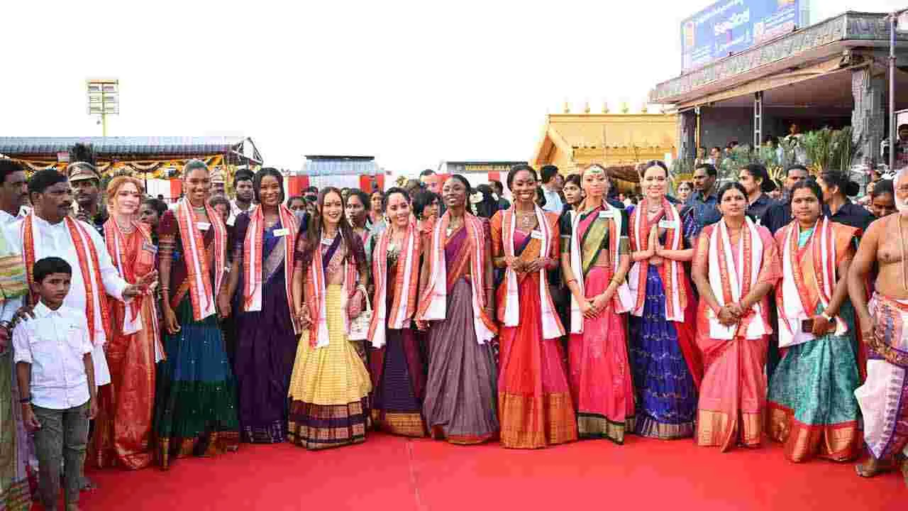 యాదాద్రిలో శ్రీలక్ష్మీ నరసింహస్వామి వారిని దర్శించుకున్న సుందరీమణులు