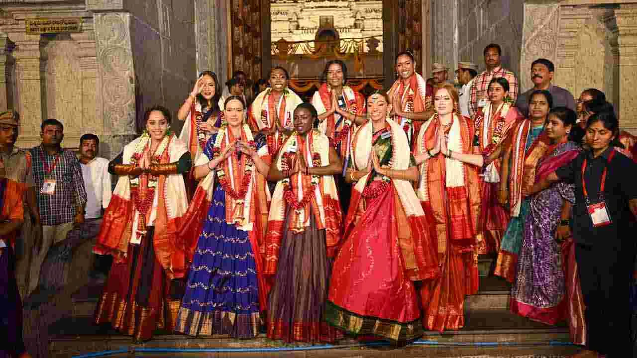 యాదాద్రిలో శ్రీలక్ష్మీ నరసింహస్వామి వారిని దర్శించుకున్న సుందరీమణులు