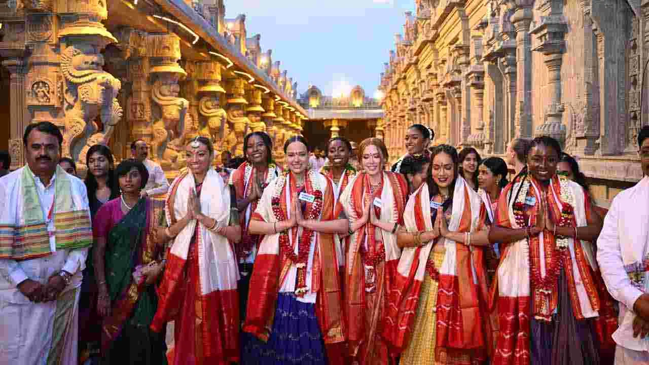 యాదాద్రిలో శ్రీలక్ష్మీ నరసింహస్వామి వారిని దర్శించుకున్న సుందరీమణులు