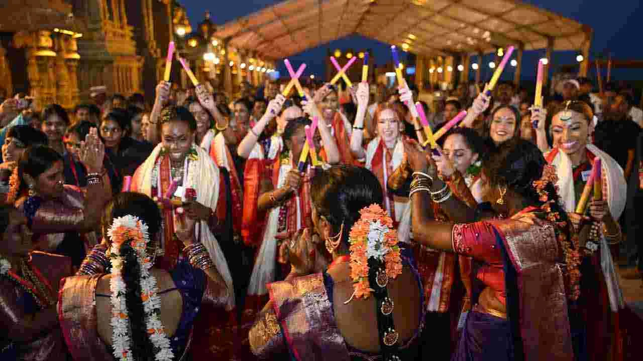 యాదాద్రిలో శ్రీలక్ష్మీ నరసింహస్వామి వారిని దర్శించుకున్న సుందరీమణులు