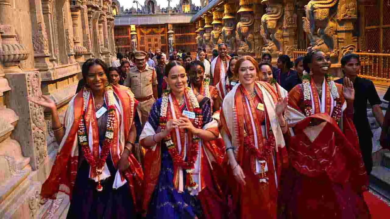 యాదాద్రిలో శ్రీలక్ష్మీ నరసింహస్వామి వారిని దర్శించుకున్న సుందరీమణులు