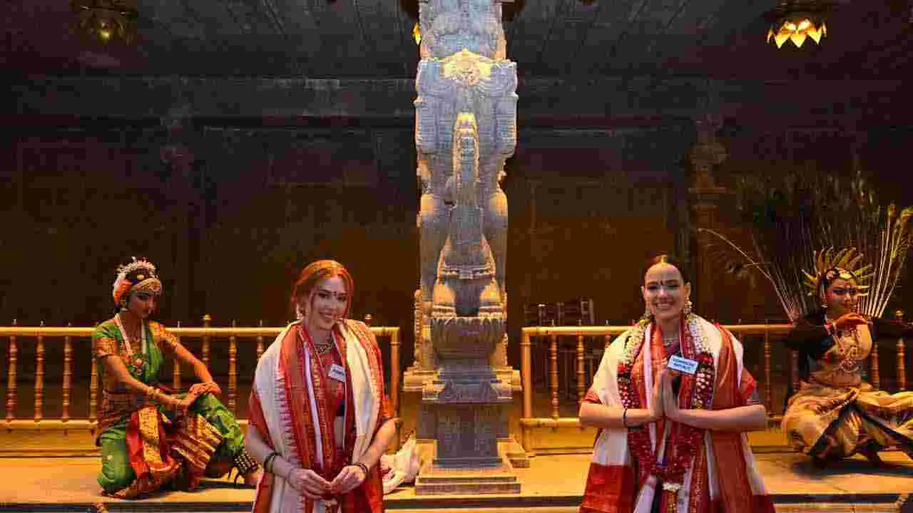 యాదాద్రిలో శ్రీలక్ష్మీ నరసింహస్వామి వారిని దర్శించుకున్న సుందరీమణులు