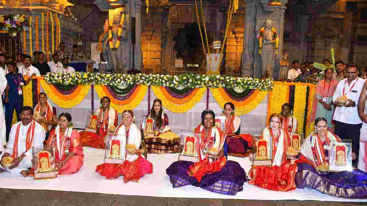 యాదాద్రిలో శ్రీలక్ష్మీ నరసింహస్వామి వారిని దర్శించుకున్న సుందరీమణులు