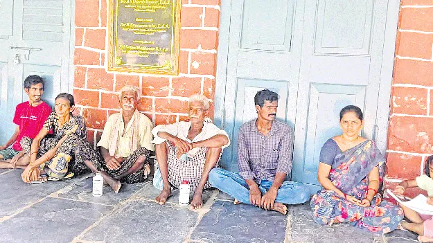 వైసీపీ సర్పంచ్‌ అక్రమాలపై నిరసన 