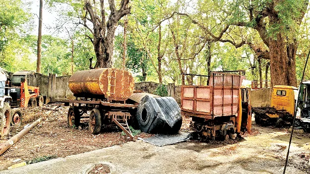 municipal vehicles  వాటిని వదిలించుకోరు..  వీటిని వినియోగించరు!