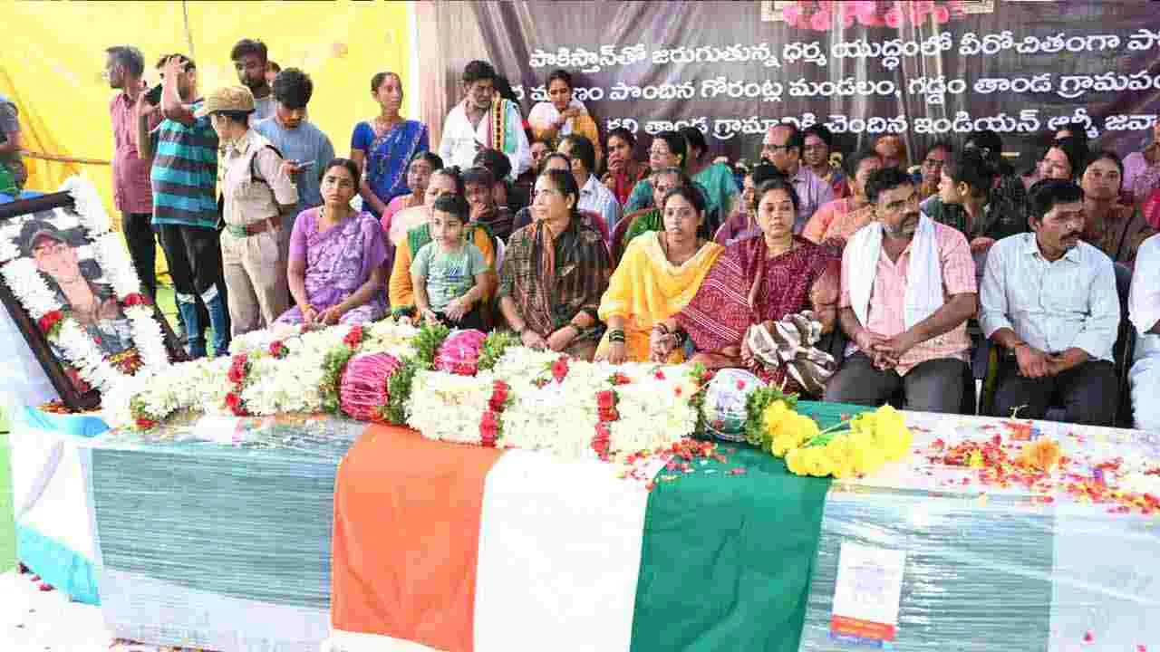 అధికార లాంఛనాలతో మురళీ నాయక్ అంత్యక్రియలు.. నివాళులర్పించిన మంత్రులు