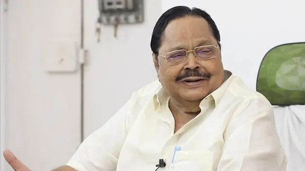 Minister: మంత్రి సంచలన కామెంట్స్.. రాజకీయాల్లో ఆ హీరో ఓ బచ్చా..
