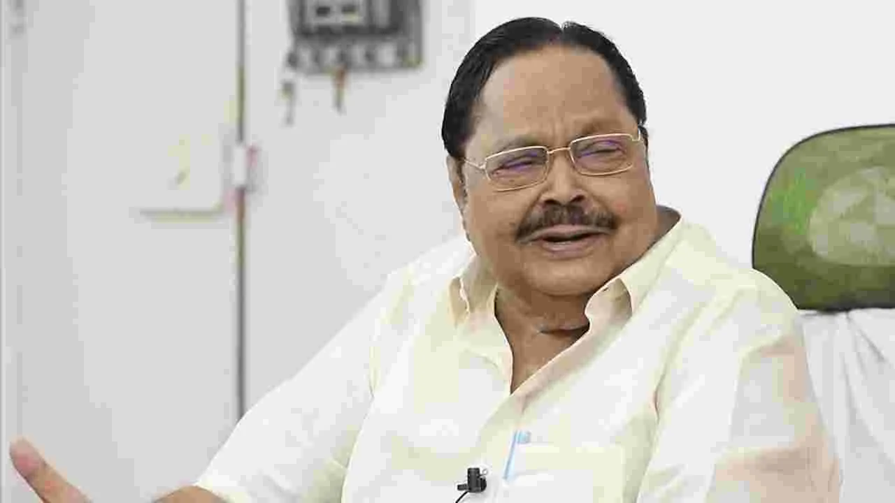 Minister: మంత్రి సంచలన కామెంట్స్.. రాజకీయాల్లో ఆ హీరో ఓ బచ్చా..