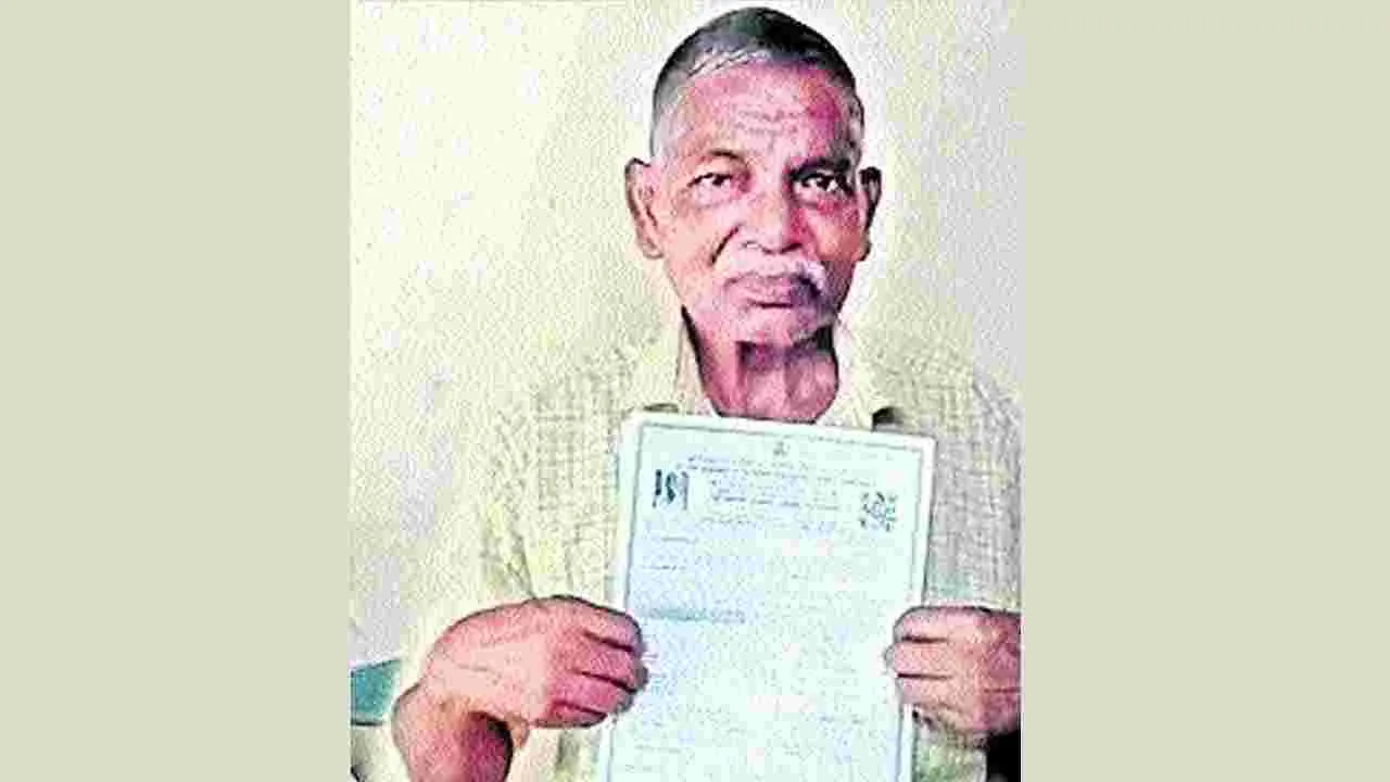 చదువుకు వయసు అడ్డం కాదుగా.. ఏడు పదుల వయసులో..