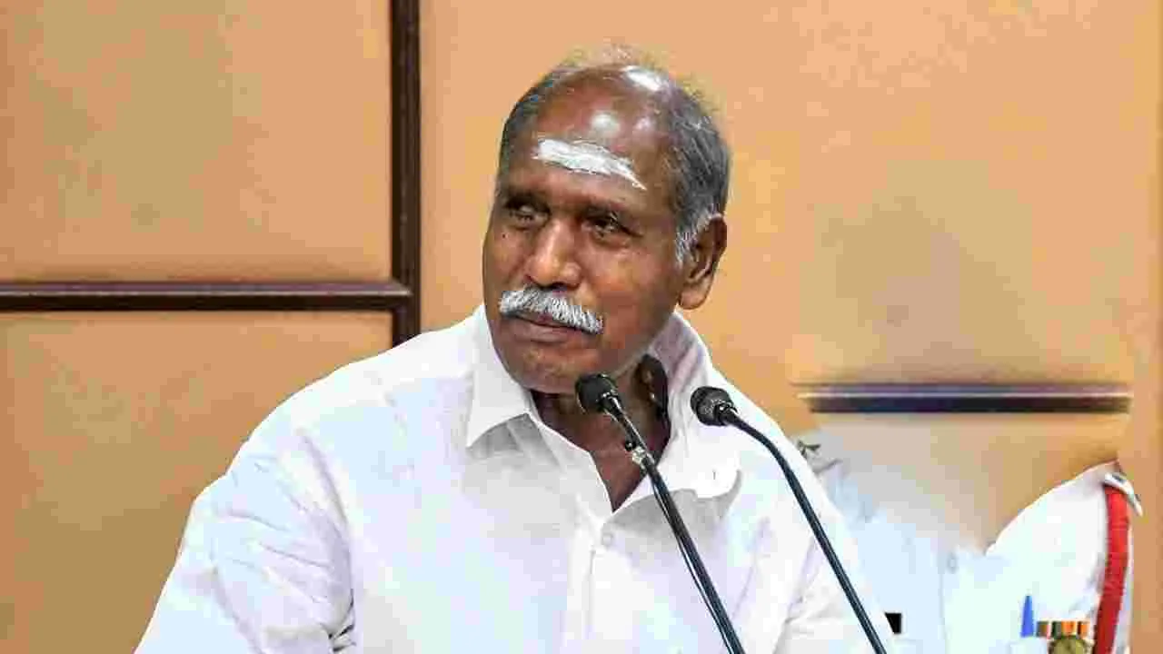 Chief Minister: కారులోనే.. ముఖ్యమంత్రి భోజనం  
