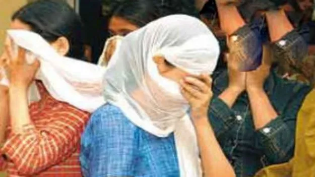 పేరుకేమో బ్యూటీపార్లర్‌.. కానీ లోపల నడిచేది మాత్రం.. 