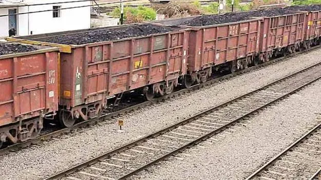 Train: అమ్మో.. పెద్ద ప్రమాదమే తప్పిందిగా.. ఏం జరిగిందంటే..