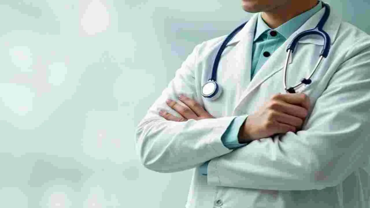 Doctor: విధుల నుంచి ప్రభుత్వ వైద్యుడి తొలగింపు.. రూ.40 లక్షల జరిమానా.. విషయం ఏంటంటే..  