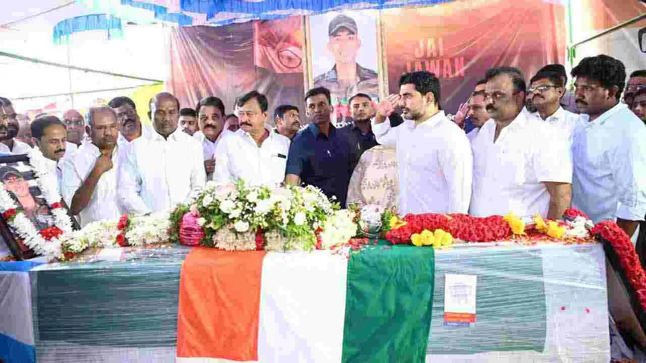 అధికార లాంఛనాలతో మురళీ నాయక్ అంత్యక్రియలు.. నివాళులర్పించిన మంత్రులు