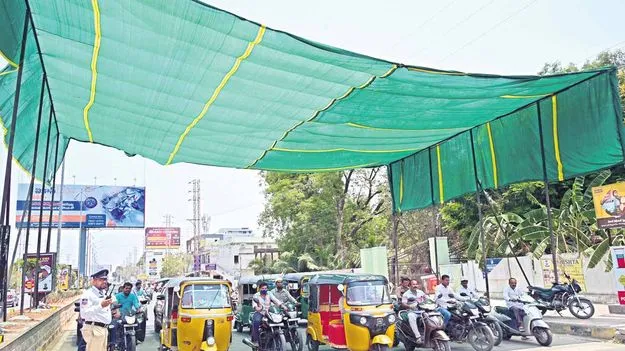  రహదారిపై నీడ 