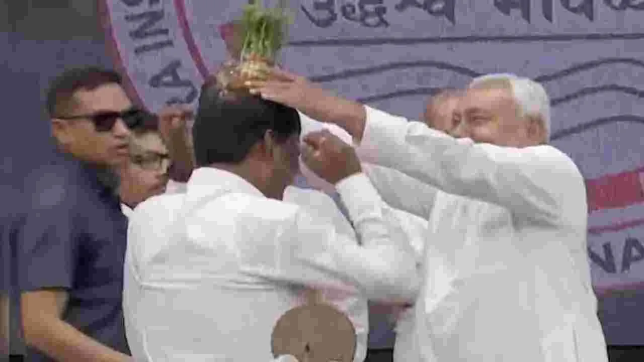 Nitish Kumar: ఫ్లవర్ పాట్‌తో స్వాగతం పలికితే.. నితీష్ ఏం చేశారో చూడండి