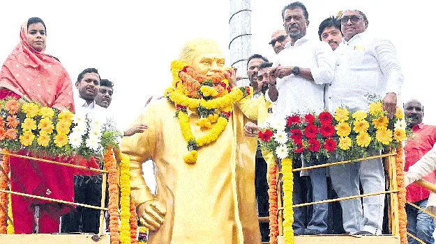 ఎన్టీఆర్‌కు ఘన నివాళి