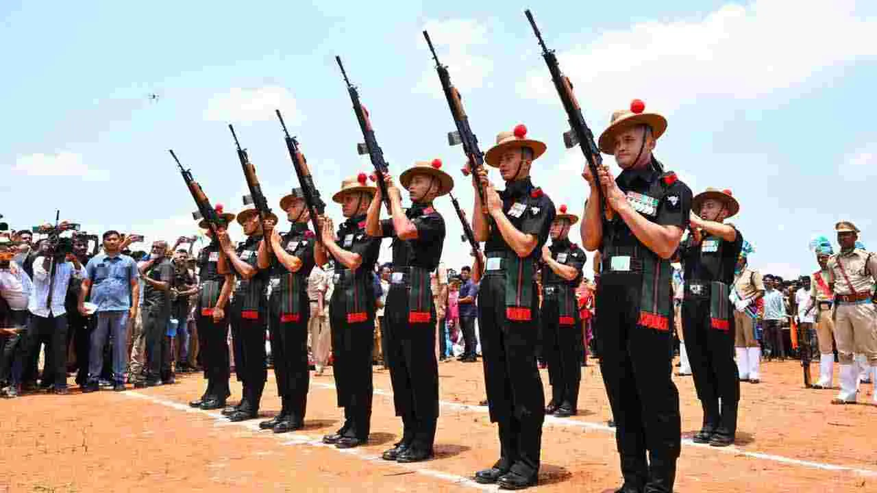 అధికార లాంఛనాలతో మురళీ నాయక్ అంత్యక్రియలు.. నివాళులర్పించిన మంత్రులు