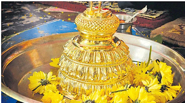 అయినవిల్లి సిద్ధి వినాయకునికి రూ.30లక్షల విలువైన బంగారు పాదుకలు