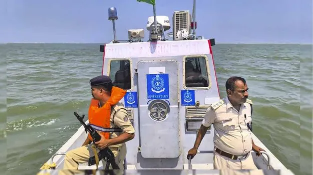 Bhuvanewar: భారత ఓడరేవులో కలకలం.. నౌకలో 21 మంది పాకిస్థానీలు.. అధికారుల హై అలర్ట్..