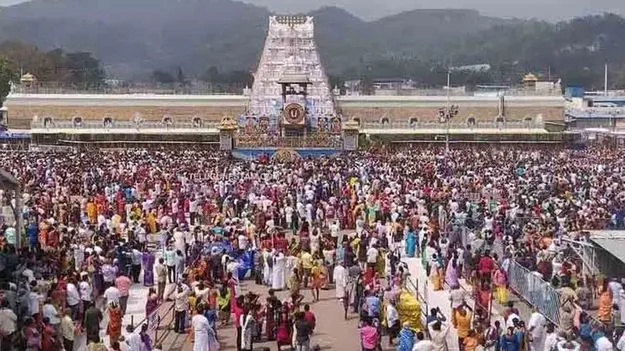 Tirupati: గంటలో దర్శనం అని చెప్పి.. ఉచిత క్యూలో పంపారు