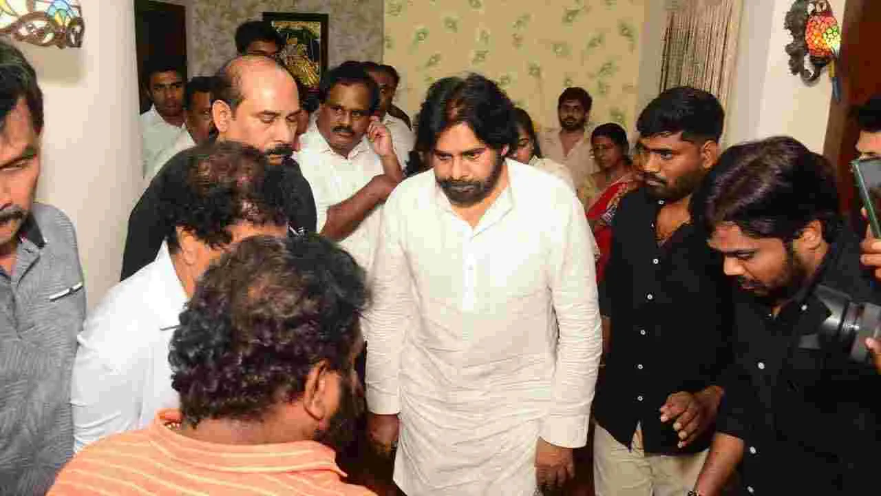 చంద్రమౌళి భౌతిక కాయానికి పవన్ కల్యాణ్ నివాళి