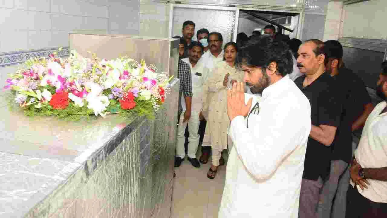 చంద్రమౌళి భౌతిక కాయానికి పవన్ కల్యాణ్ నివాళి | Pawan Kalyan pays tribute to  Chandramouli Photos anr