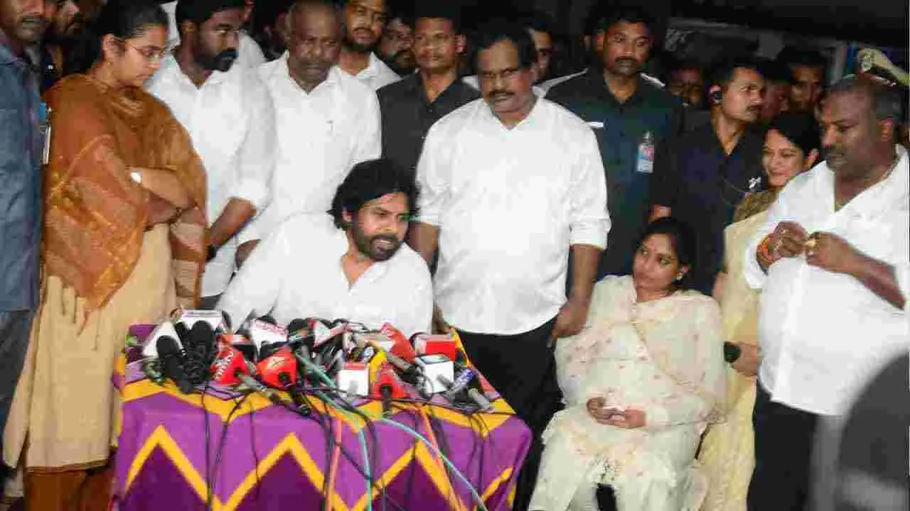 చంద్రమౌళి భౌతిక కాయానికి పవన్ కల్యాణ్ నివాళి