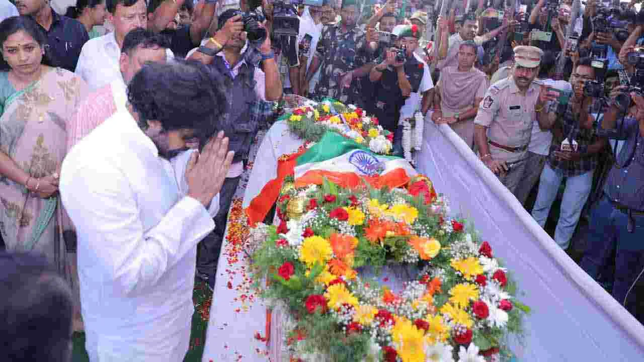 అధికార లాంఛనాలతో మురళీ నాయక్ అంత్యక్రియలు.. నివాళులర్పించిన మంత్రులు