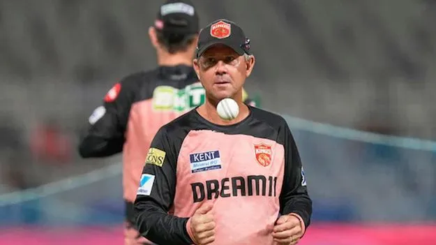 IPL 2025: చివరి నిమిషంలో విమానం దిగిన పంజాబ్ కోచ్ పాంటింగ్.. అసలేం జరిగిందంటే