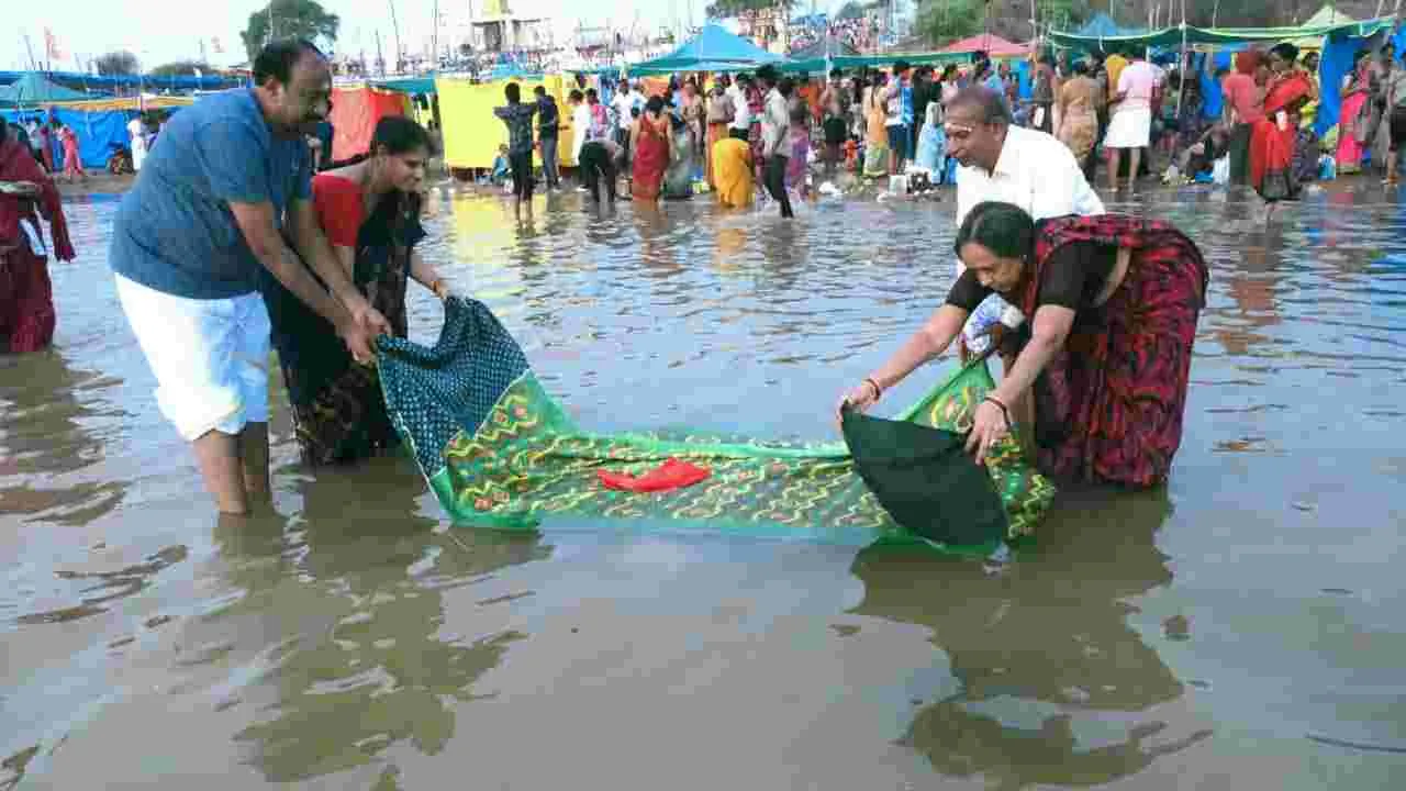 Warangal: సరస్వతీ పుష్కరాలకు భారీగా తరలివచ్చిన భక్తులు..