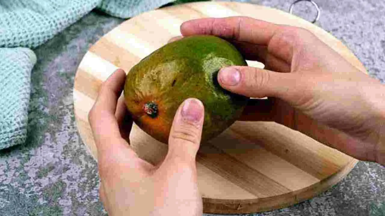 Mango: మామిడి పండు కొనేముందు.. తీయగా ఉందో లేదో ఇలా తెలుసుకోండి..