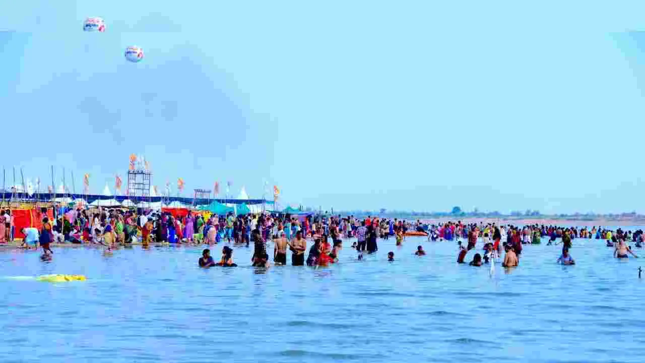 Warangal: సరస్వతీ పుష్కరాలకు భారీగా తరలివచ్చిన భక్తులు..