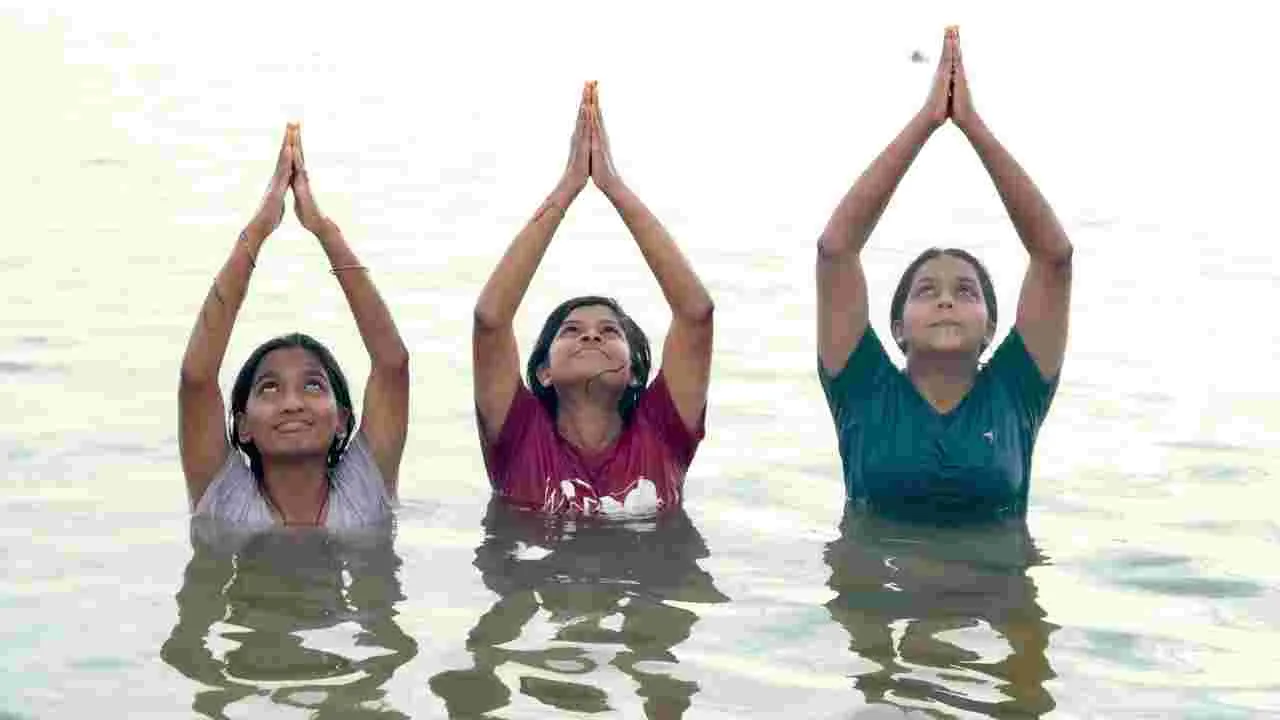 Saraswati Pushkaralu 2025: సరస్వతీ పుష్కరాల్లో భక్తుల పుణ్యస్నానాలు