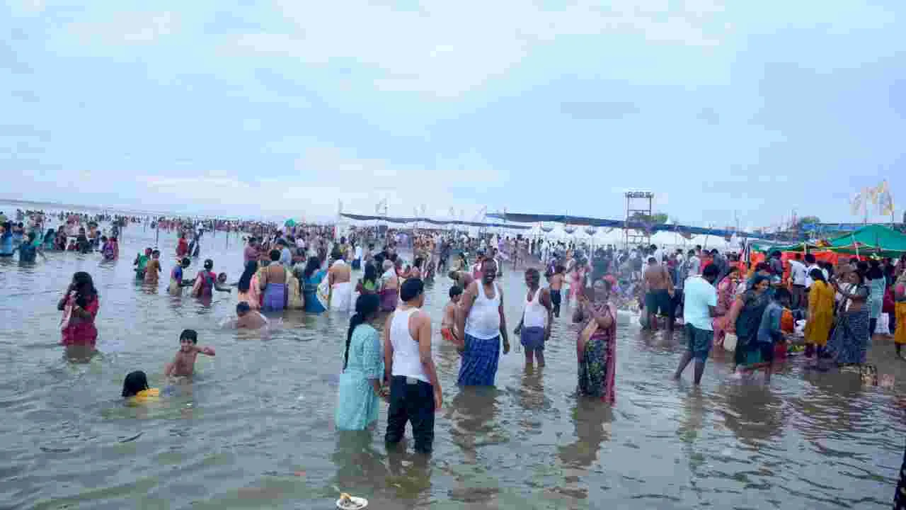 Saraswati Pushkaralu 2025: సరస్వతీ పుష్కరాల్లో భక్తుల పుణ్యస్నానాలు