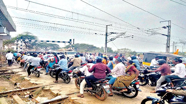Railway flyover: రెండు వంతెనలు.. రూ.100 కోట్లు